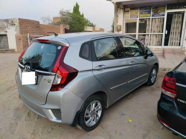 https://images10.gaadi.com/usedcar_image/4523370/original/processed_b5db42029bd55a9b860295b1badbef42.jpg?imwidth=6401
