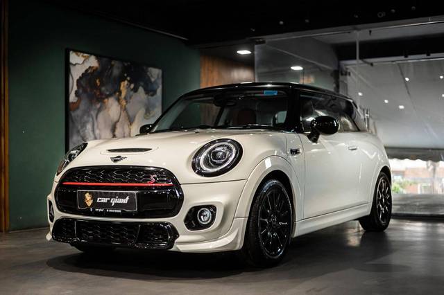 https://images10.gaadi.com/usedcar_image/4523372/original/processed_e5a6f4321f2287d5e674802af44c43ab.jpg?imwidth=6402