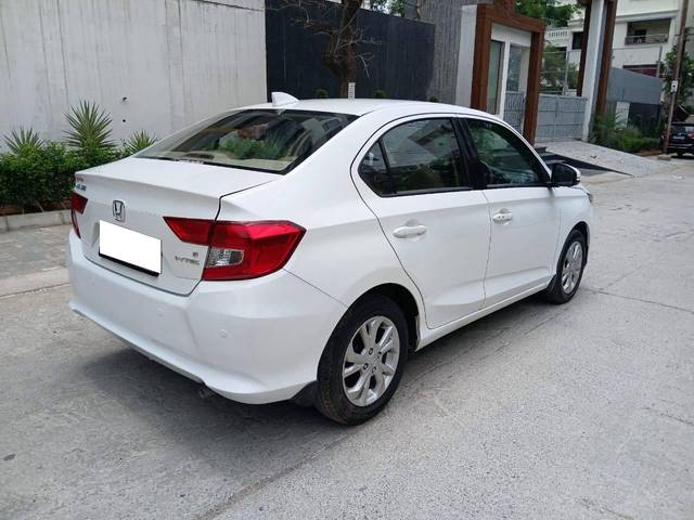 https://images10.gaadi.com/usedcar_image/4523386/original/processed_ae6dd9769a55a46b8df9e9caae627e90.jpg?imwidth=6402