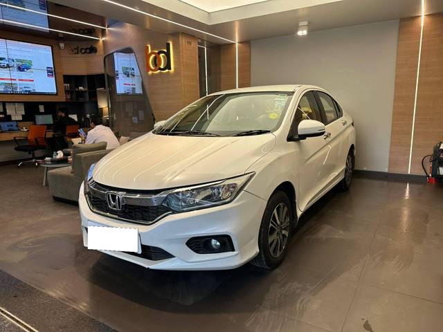 https://images10.gaadi.com/usedcar_image/4523486/original/processed_dcdd8012812382fa2cec6eb8a670347a.jpeg?imwidth=6402