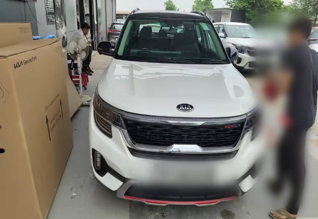 https://images10.gaadi.com/usedcar_image/4523506/original/7b66201f-7993-4c27-ba0d-5344925809ba.?imwidth=6400