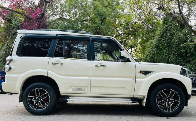 https://images10.gaadi.com/usedcar_image/4523579/original/processed_ab564d7cbf8a93883be5c784001bce3f.jpg?imwidth=6401