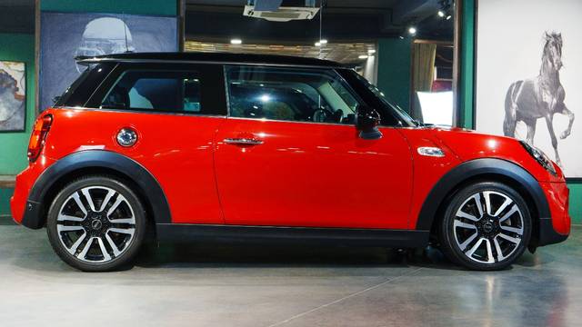 https://images10.gaadi.com/usedcar_image/4523613/original/79985f84a211d3bda434f3de4ee9f72b.jpg?imwidth=6401
