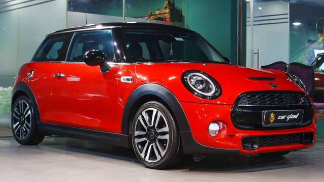 https://images10.gaadi.com/usedcar_image/4523613/original/processed_13118955f9f7975d8b613e6d5da97630.jpg?imwidth=6400