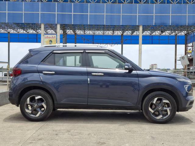 https://images10.gaadi.com/usedcar_image/4523700/original/processed_0f822ffed8e0221bb3ef0b8a79888163.jpeg?imwidth=6401