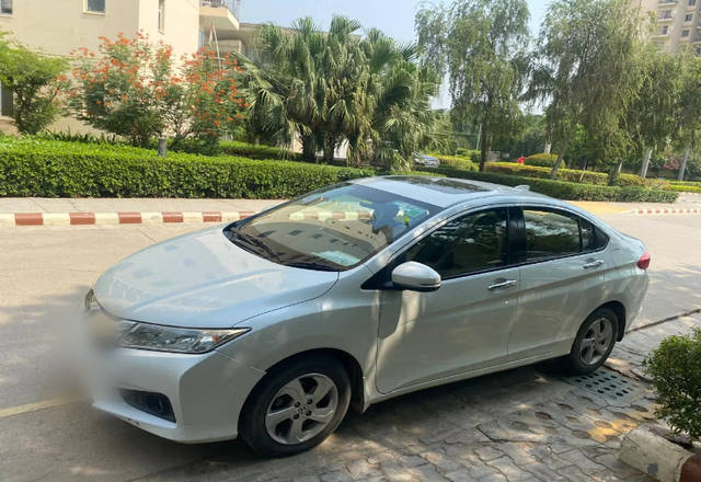 https://images10.gaadi.com/usedcar_image/4523810/original/239bd60a-03f0-4b90-b1d1-6e191a2db51c.?imwidth=6400