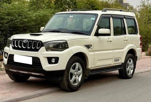 https://images10.gaadi.com/usedcar_image/4523817/original/processed_e490b2e526cd025ffcbd036a05facb4f.jpg?imwidth=6400