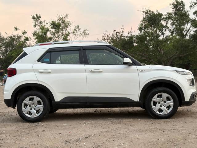 https://images10.gaadi.com/usedcar_image/4523818/original/bc22019896928f6d35698b4d66022c7e.jpg?imwidth=6401