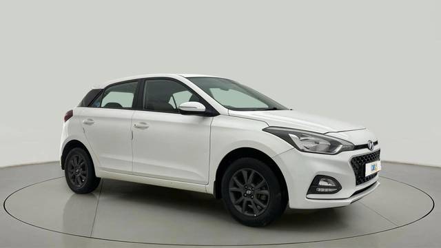 https://images10.gaadi.com/usedcar_image/4523903/original/cc8c193032e24c734a8d6d43cce6b819.jpg?imwidth=6400