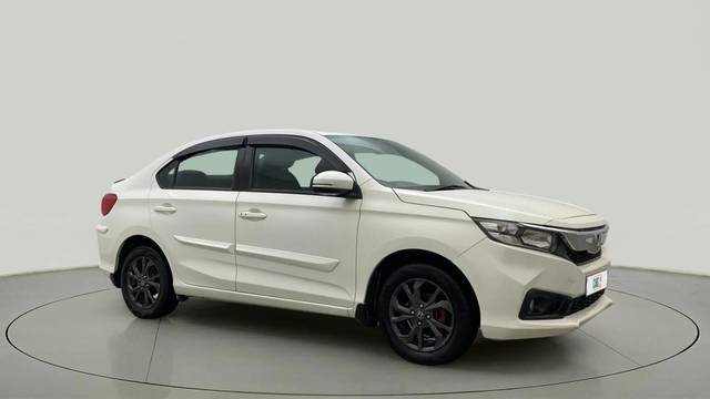 https://images10.gaadi.com/usedcar_image/4523957/original/bd0c23efac6ab0c95bb746b4393bcdbd.jpg?imwidth=6400