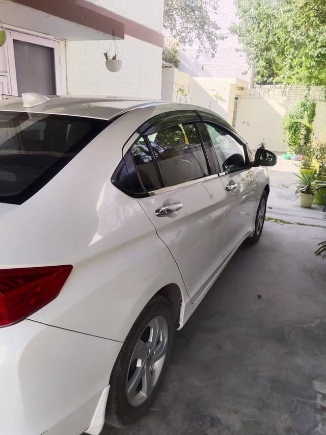 https://images10.gaadi.com/usedcar_image/4524058/original/44b00cb6-bebf-445d-b68a-2d41446becbc.jpg?imwidth=6401
