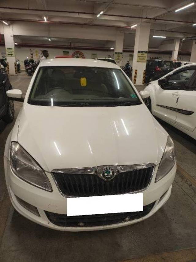 https://images10.gaadi.com/usedcar_image/4524166/original/processed_389157ad-a5a3-4d67-bef0-d75882eaa725.jpg?imwidth=6400