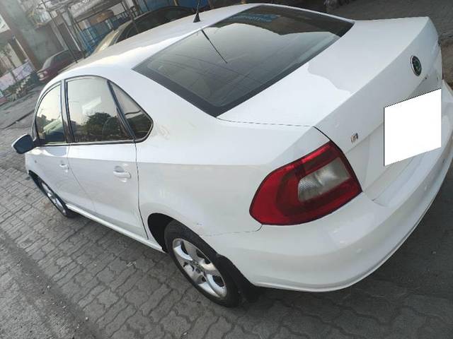 https://images10.gaadi.com/usedcar_image/4524166/original/processed_f3a70aa3-1cca-411c-9145-e032c85e1dd8.jpg?imwidth=6402