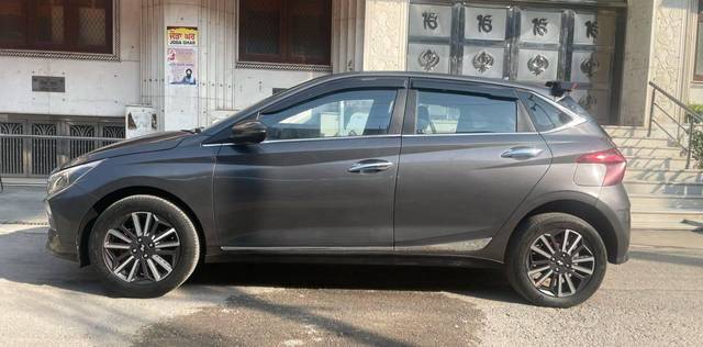 https://images10.gaadi.com/usedcar_image/4524213/original/processed_5ae4ddddb860978797fab63fbb7f76ae.jpg?imwidth=6402