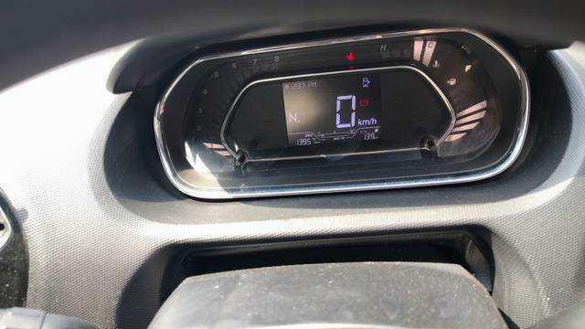 https://images10.gaadi.com/usedcar_image/4524224/original/67b95cf741f494e01c3718f6a6bff615.jpg?imwidth=6402