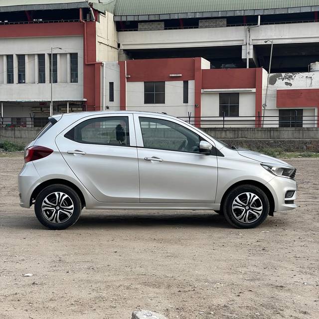 https://images10.gaadi.com/usedcar_image/4524241/original/04f7e5af324f9587f6e951a7ef1d040c.jpg?imwidth=6401