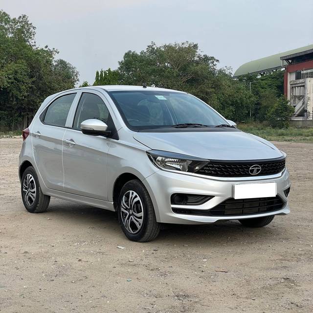 https://images10.gaadi.com/usedcar_image/4524241/original/processed_b3b5a99b06fb5756e3e72feda86f5ff8.jpg?imwidth=6400