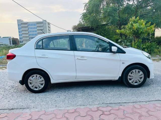 https://images10.gaadi.com/usedcar_image/4524251/original/e48301e0ccd76f71fd48eb63ab8a5724.jpg?imwidth=6401