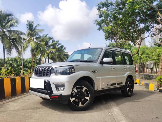 https://images10.gaadi.com/usedcar_image/4524258/original/processed_175693bbc1ac5d5b2cc62b73a103fb63.jpg?imwidth=6400