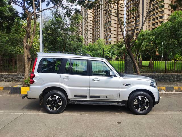 https://images10.gaadi.com/usedcar_image/4524258/original/processed_8ef524e1e4f0c3c25859421a4567c674.jpg?imwidth=6401
