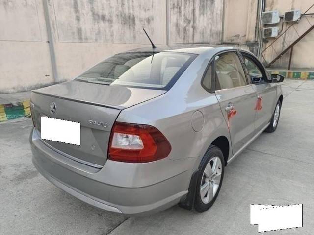 https://images10.gaadi.com/usedcar_image/4524265/original/processed_4c8dda6bbb7036febbcf9d3b0cede7d9.jpg?imwidth=6402