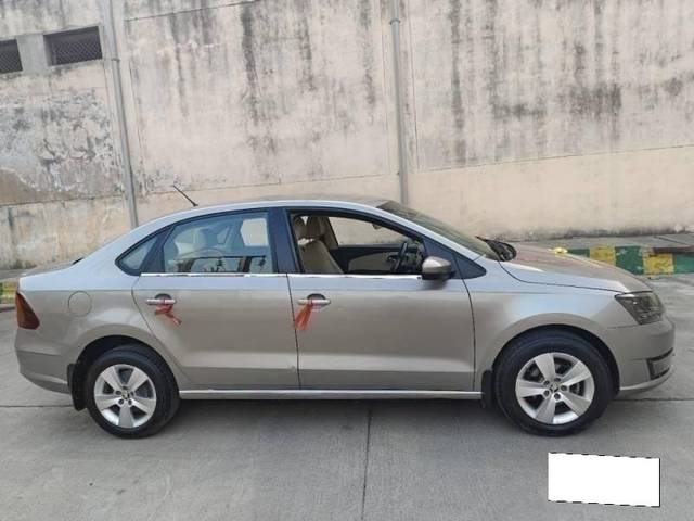 https://images10.gaadi.com/usedcar_image/4524265/original/processed_65c6ca7d989b35697007d9720b4ebc34.jpg?imwidth=6401