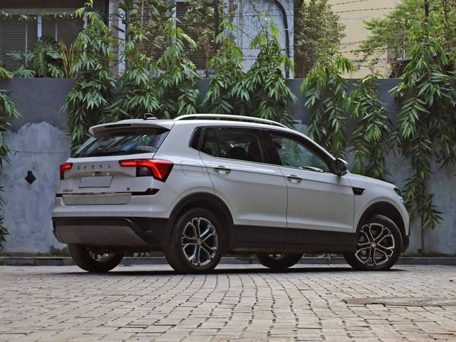 https://images10.gaadi.com/usedcar_image/4524279/original/processed_a44bdbe410ee731f2554fad1aed38e6d.jpg?imwidth=6402