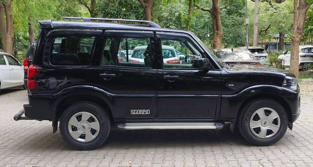 https://images10.gaadi.com/usedcar_image/4524292/original/processed_93913891fbe44919eba387937e3c6613.jpg?imwidth=6401