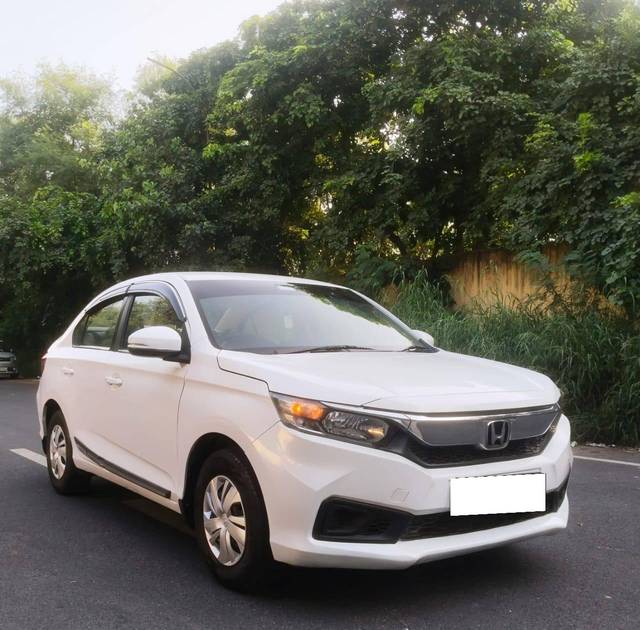 https://images10.gaadi.com/usedcar_image/4524331/original/processed_ac4f00efb3eb15ceb54694180a8cb2be.jpg?imwidth=6400