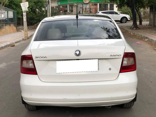 https://images10.gaadi.com/usedcar_image/4524347/original/processed_31c77eabaaff578018b96f2205e43006.jpg?imwidth=6402