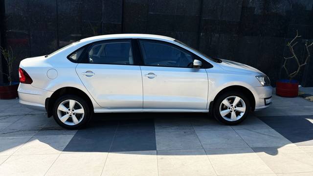 https://images10.gaadi.com/usedcar_image/4524374/original/b0c32d189c08996d6f88fd4e2900fba0.jpg?imwidth=6401