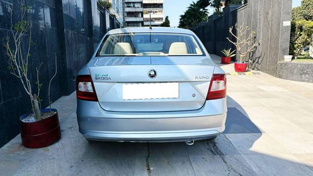 https://images10.gaadi.com/usedcar_image/4524374/original/processed_89d7d908de48bc283d68105d3d048708.jpg?imwidth=6402