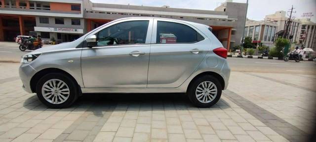 https://images10.gaadi.com/usedcar_image/4524387/original/processed_e3b485064d325f7f1014b8fcfab44a9a.jpg?imwidth=6402