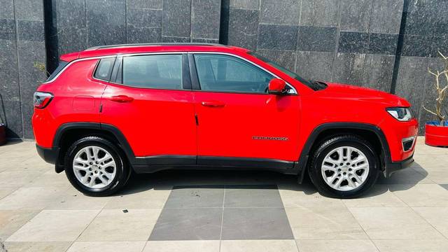 https://images10.gaadi.com/usedcar_image/4524413/original/processed_c81ba6c646566bd04691f2c75eebdeba.jpg?imwidth=6401