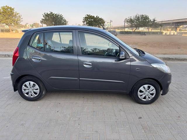 https://images10.gaadi.com/usedcar_image/4524416/original/processed_acf9f9510521cd392a991763bacda541.jpg?imwidth=6401