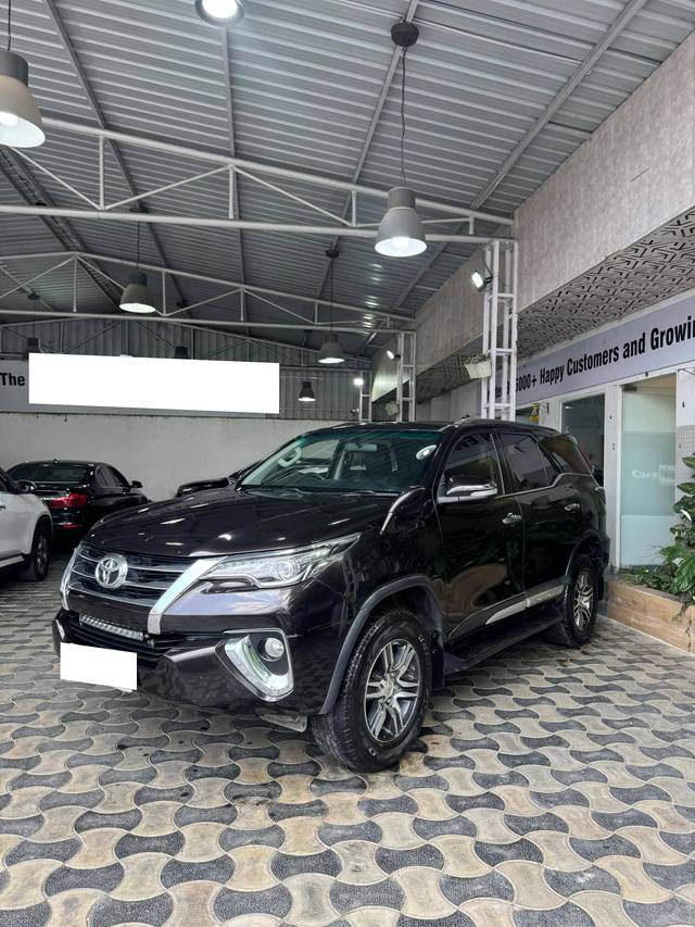 https://images10.gaadi.com/usedcar_image/4524460/original/processed_c7e971a1d9839889566ae5a1fa11b439.jpg?imwidth=6401