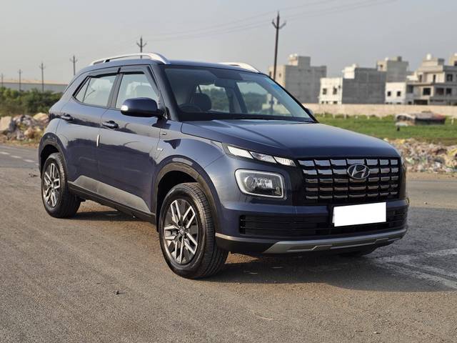 https://images10.gaadi.com/usedcar_image/4524475/original/processed_8761565b-e9a0-4f67-97bc-f97c6946eaa5.jpg?imwidth=6400