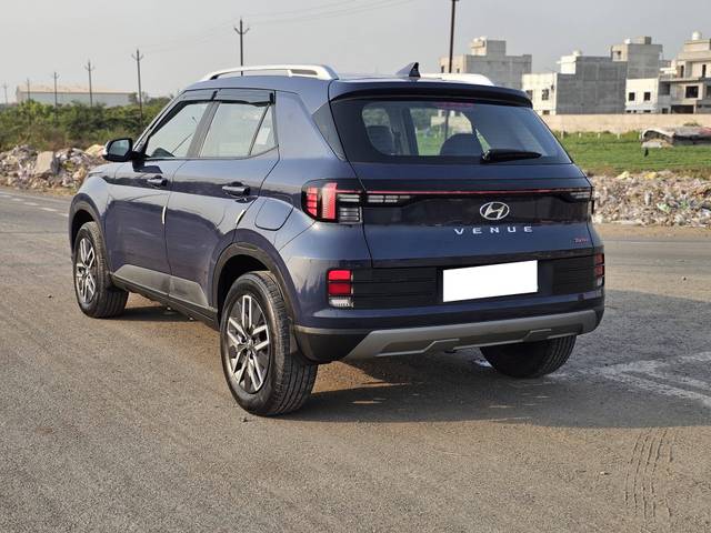 https://images10.gaadi.com/usedcar_image/4524475/original/processed_bca688b8-1532-44ab-9c97-9ecbbff395a4.jpg?imwidth=6402
