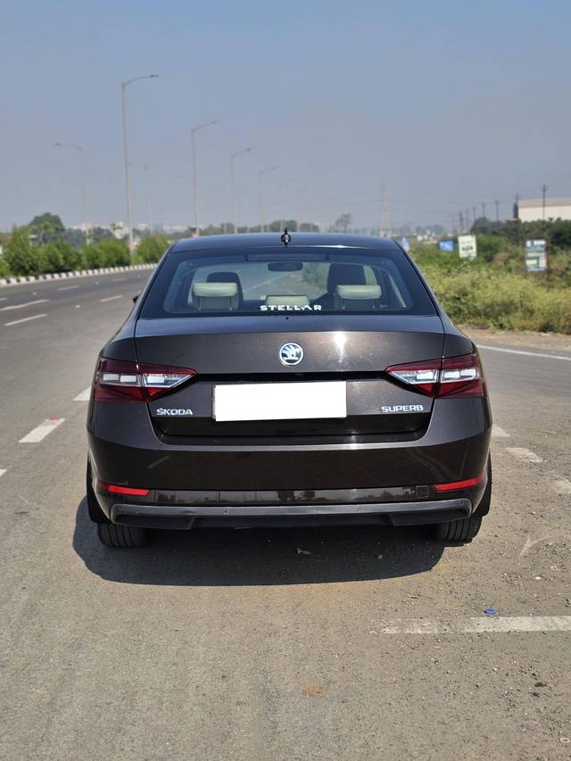 https://images10.gaadi.com/usedcar_image/4524523/original/processed_32d1126a-d60e-48bd-a60e-4a1f4b6459fc.jpg?imwidth=6402