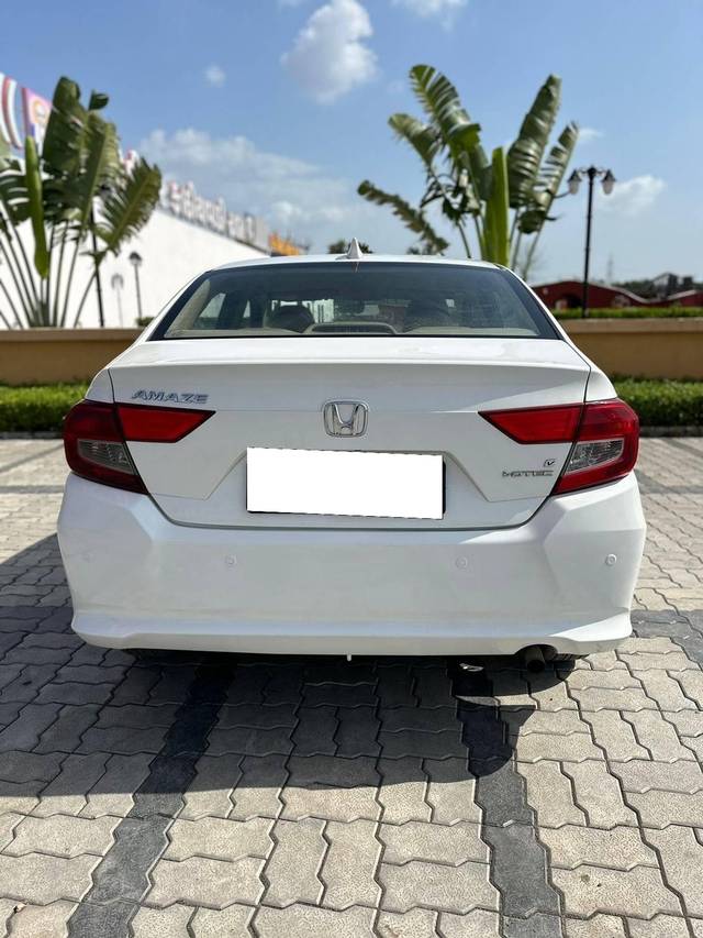 https://images10.gaadi.com/usedcar_image/4524548/original/processed_06bd6c09-d521-4c86-bff0-46ac8bb41091.jpg?imwidth=6402