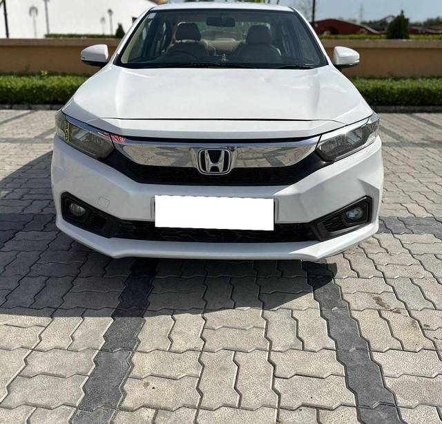 https://images10.gaadi.com/usedcar_image/4524548/original/processed_0ab6a1dc-f68f-4f76-9c8d-f66d0f68731e.jpg?imwidth=6400