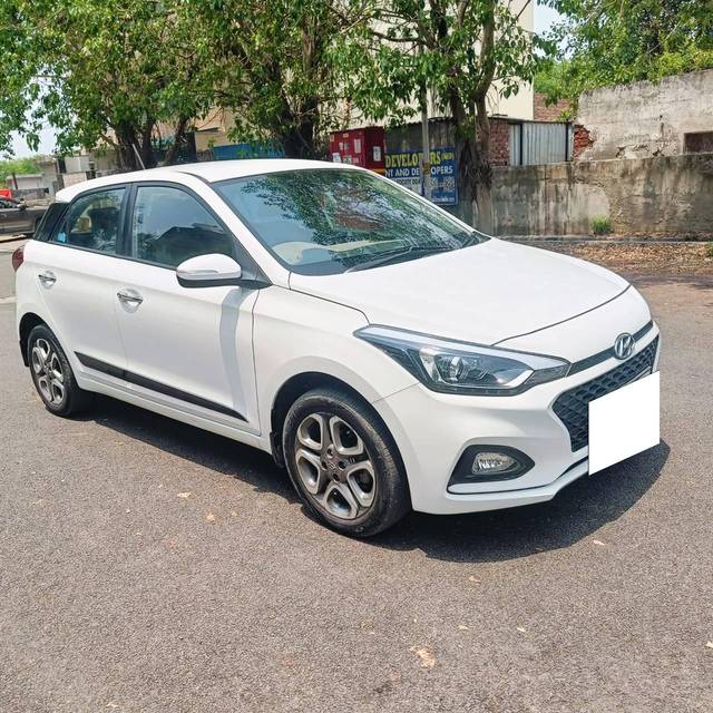https://images10.gaadi.com/usedcar_image/4524570/original/processed_18bbbfbcbeef4bcf6077a8686c210773.jpg?imwidth=6400