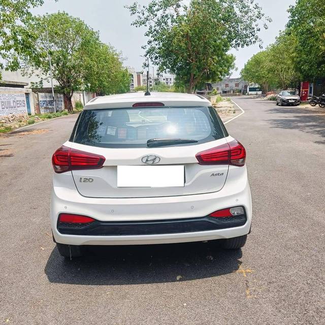 https://images10.gaadi.com/usedcar_image/4524570/original/processed_98bdc5dc394955c14a98ad51f9b09ec0.jpg?imwidth=6402