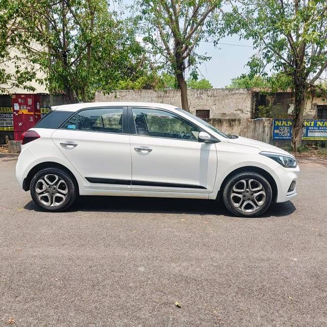 https://images10.gaadi.com/usedcar_image/4524570/original/processed_becbd2c4c87ec7733f37c4db9d76231c.jpg?imwidth=6401