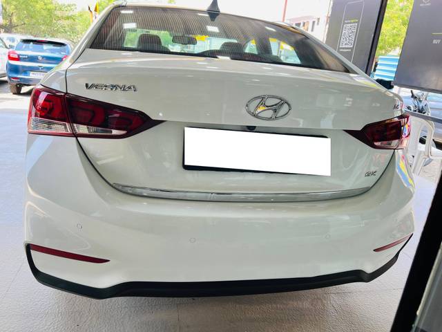https://images10.gaadi.com/usedcar_image/4524573/original/processed_9c75f0c5860442d9d17e09e1005c8b89.jpg?imwidth=6402