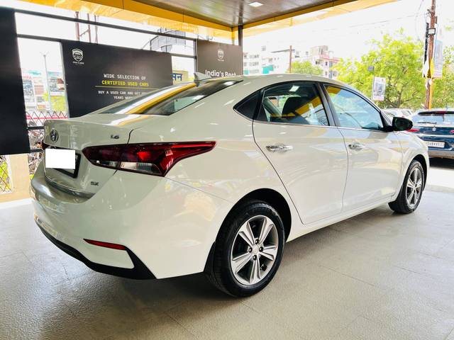 https://images10.gaadi.com/usedcar_image/4524573/original/processed_cfe39375454e8e550779a458e58023c4.jpg?imwidth=6401
