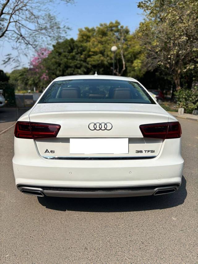 https://images10.gaadi.com/usedcar_image/4524640/original/processed_13fb0a52aac616c369479fc35f9dd508.jpg?imwidth=6402