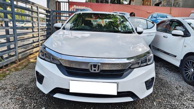 https://images10.gaadi.com/usedcar_image/4524661/original/processed_01eb285a4d834de3ae704f8b4877f66c.jpg?imwidth=6401