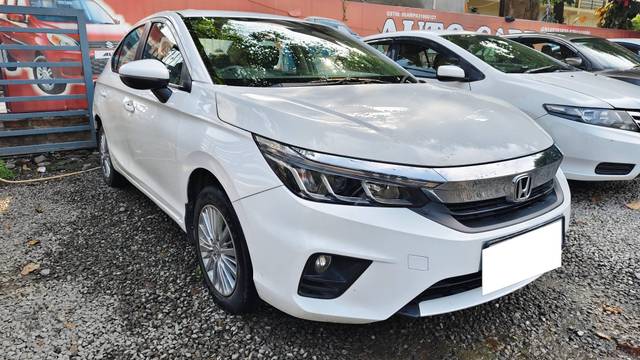 https://images10.gaadi.com/usedcar_image/4524661/original/processed_9715baa23e4ccfd493e04c024981d0c5.jpg?imwidth=6400