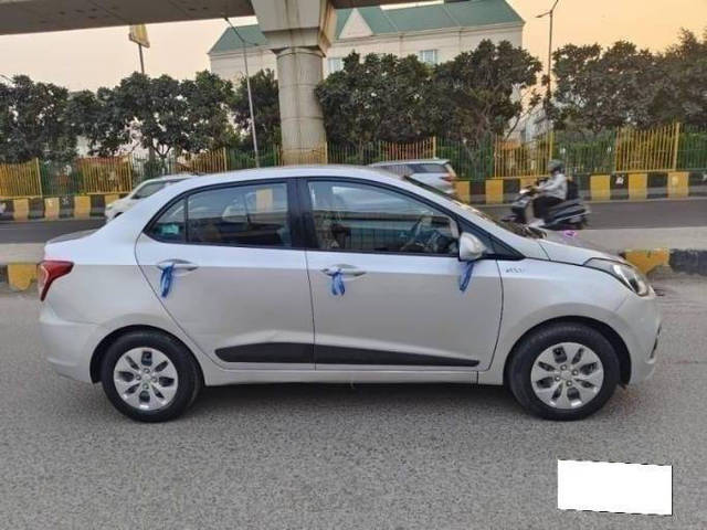 https://images10.gaadi.com/usedcar_image/4524664/original/fc241b2c72411469839e7bea9455c563.png?imwidth=6401